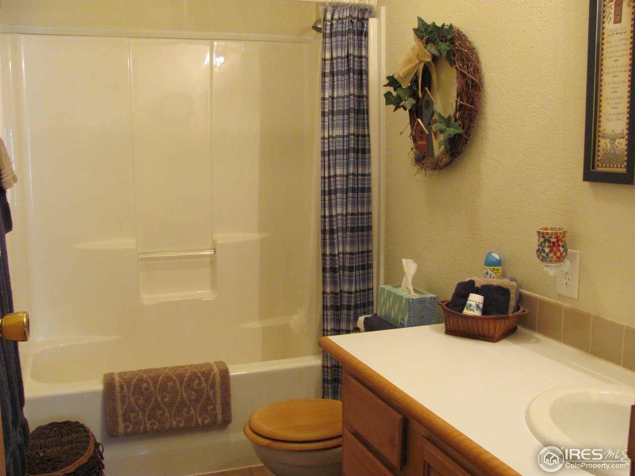 811 Saunders Road Fort Morgan, CO 80701 - Photo 13 of 33 Full Bath