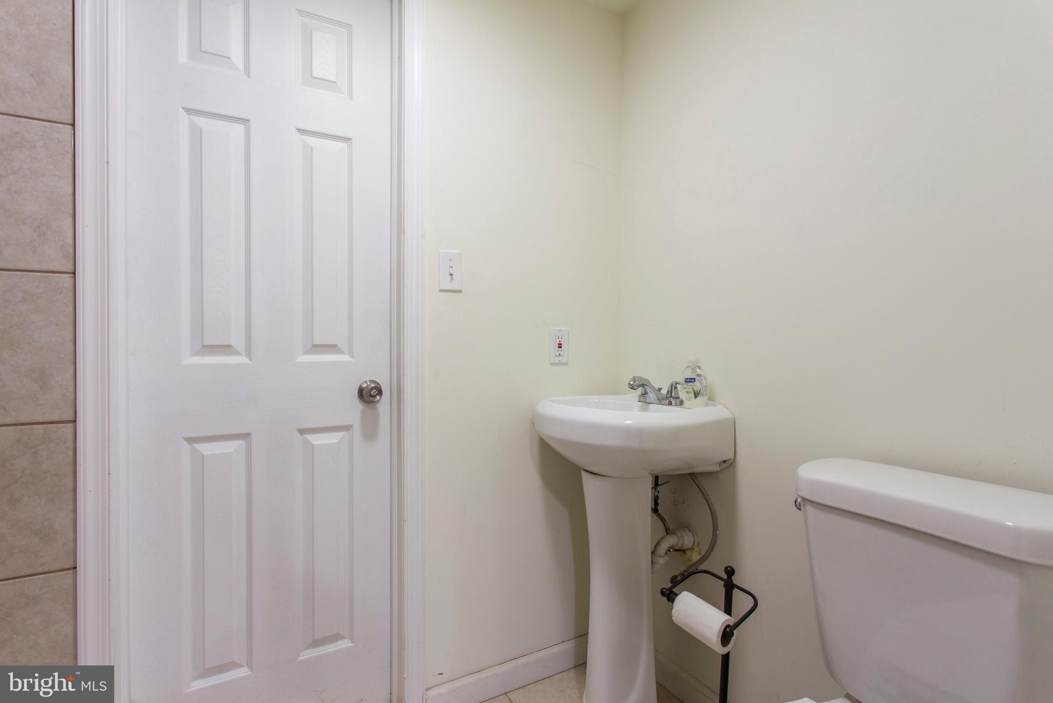 6632 Lotus Road Philadelphia, PA 19151 - Photo 25 of 28 Full Bath