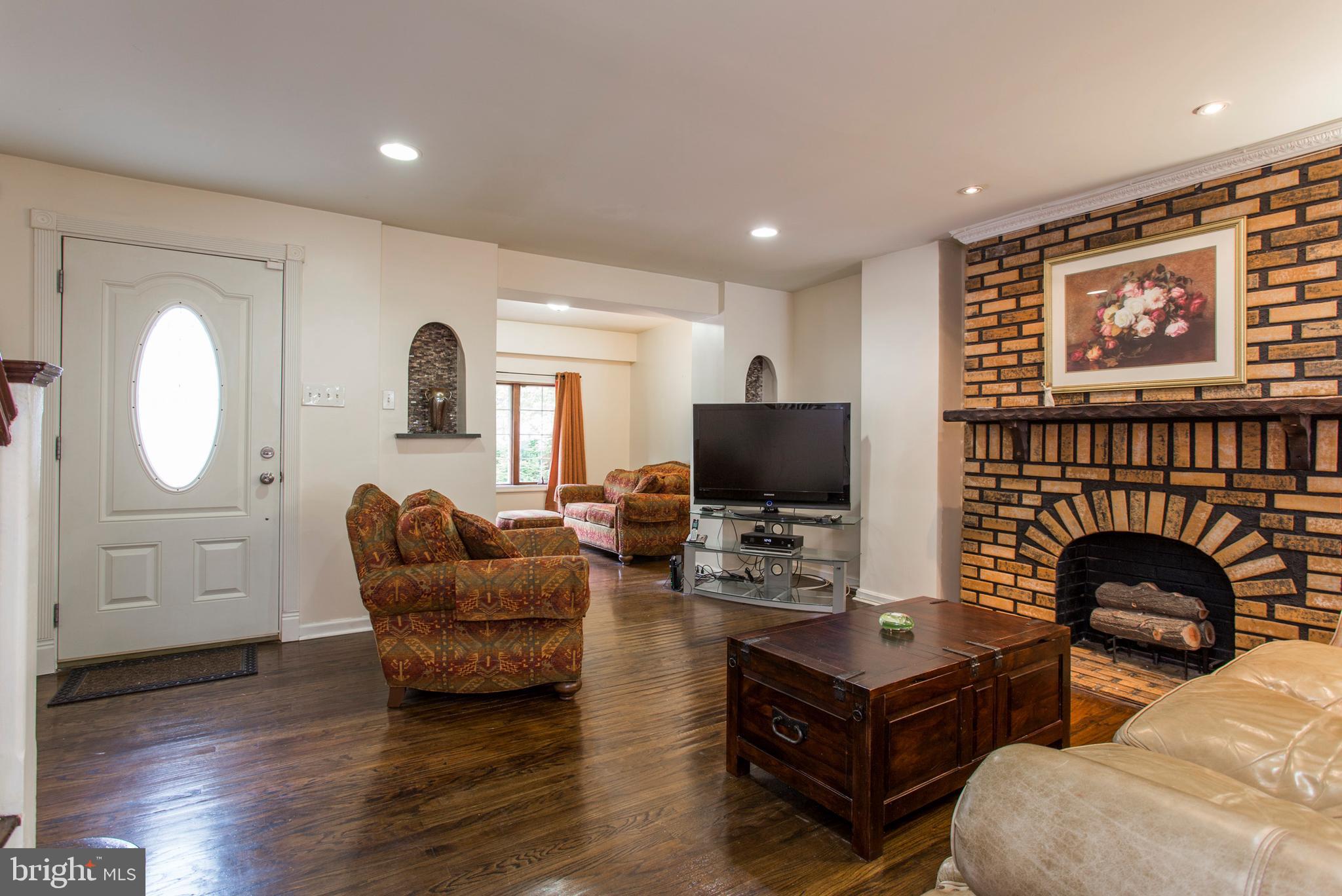 6632 Lotus Road Philadelphia, PA 19151 - Photo 4 of 28 Living Room/Study
