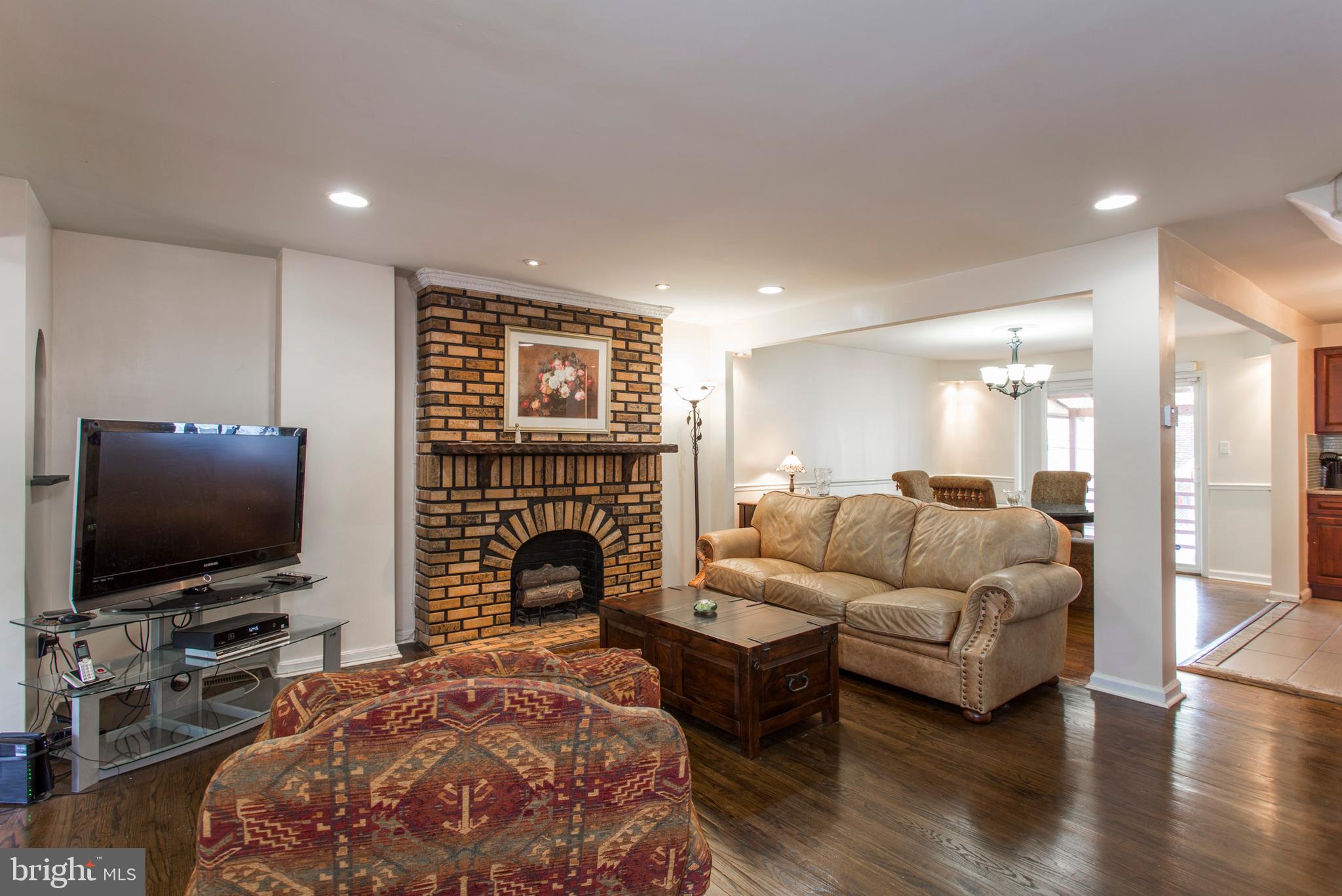 6632 Lotus Road Philadelphia, PA 19151 - Photo 7 of 28 Living Room/Dining Room