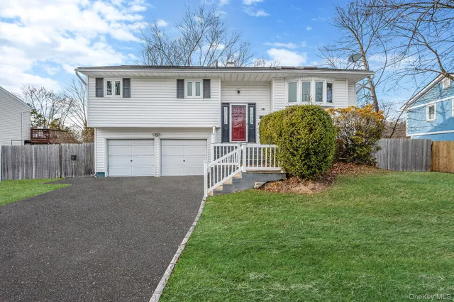 $549,000 | 18 Roslyn Court, East Patchogue, NY 11772