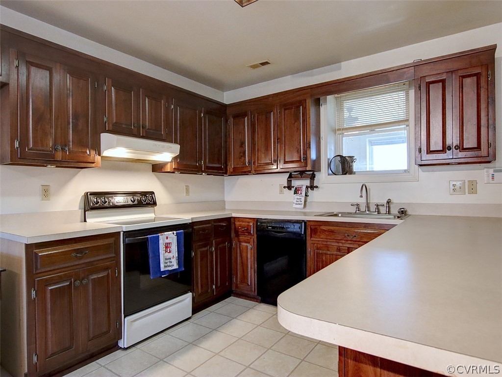 15208 Green Acres Road Beaverdam, VA 23015 - Photo 14 of 50 Lots of cabinets and counter space!