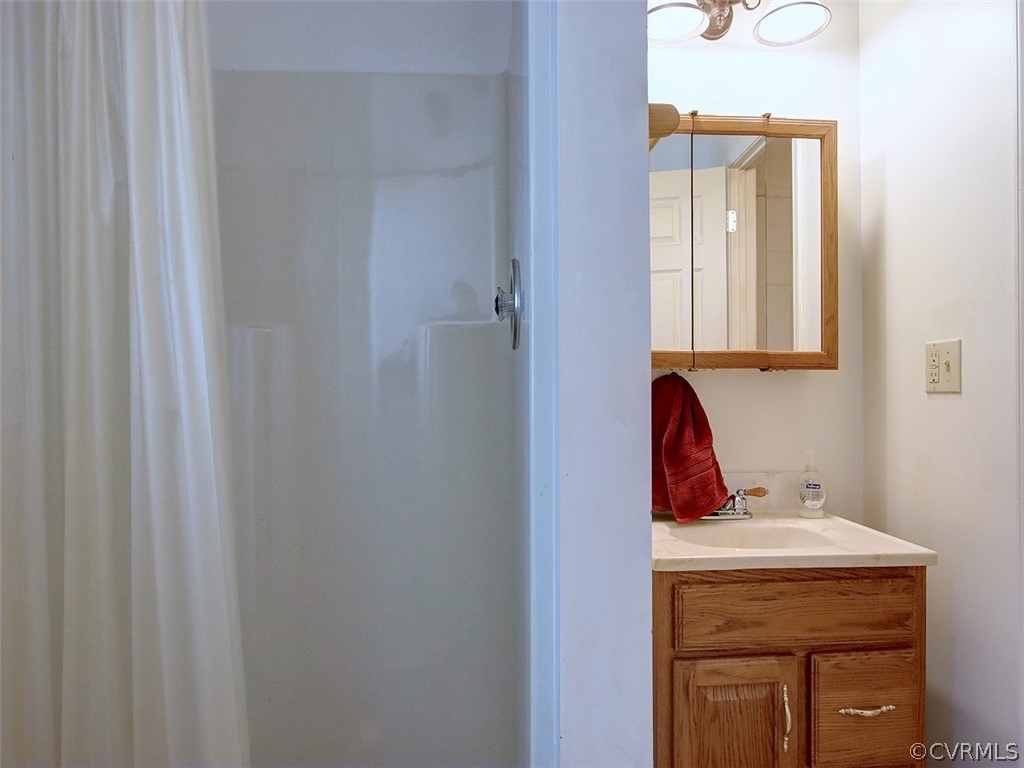 15208 Green Acres Road Beaverdam, VA 23015 - Photo 28 of 50 This bathroom is the hall bathroom on the kitchen
