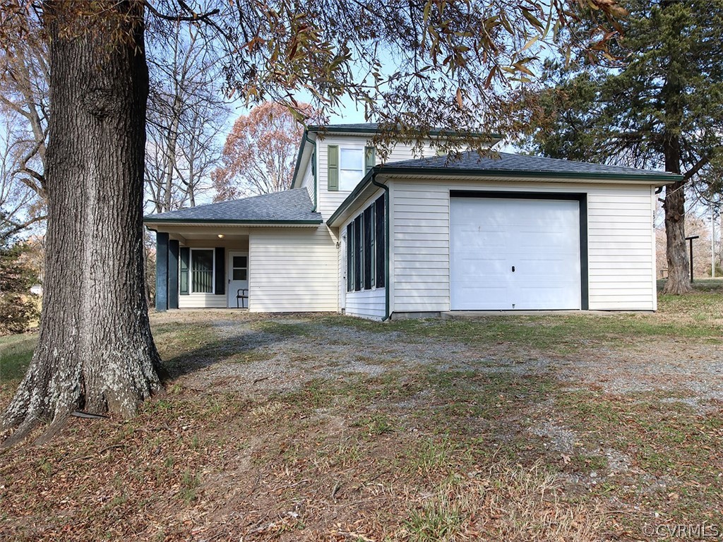 15208 Green Acres Road Beaverdam, VA 23015 - Photo 3 of 50 The garage opens to the hallway to keep you dry wh
