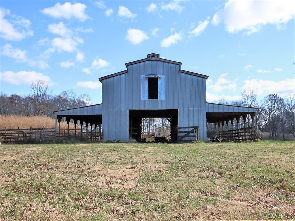 15208 Green Acres Road Beaverdam, VA 23015 - Photo 44 of 50 This is a working cattle barn (was), with huge hay