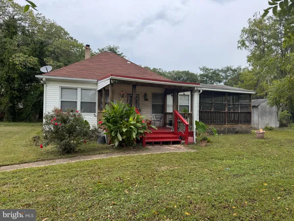 a view of a house with backyard and garden