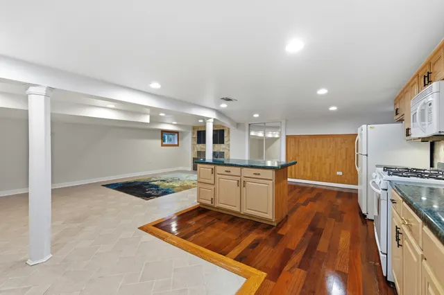 $3,600 | 4656 North Narragansett Avenue, Harwood Heights, IL 60706