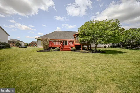 a view of a house with backyard