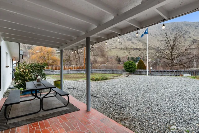 a view of house with a yard