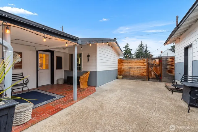 a view of a livingroom with furniture