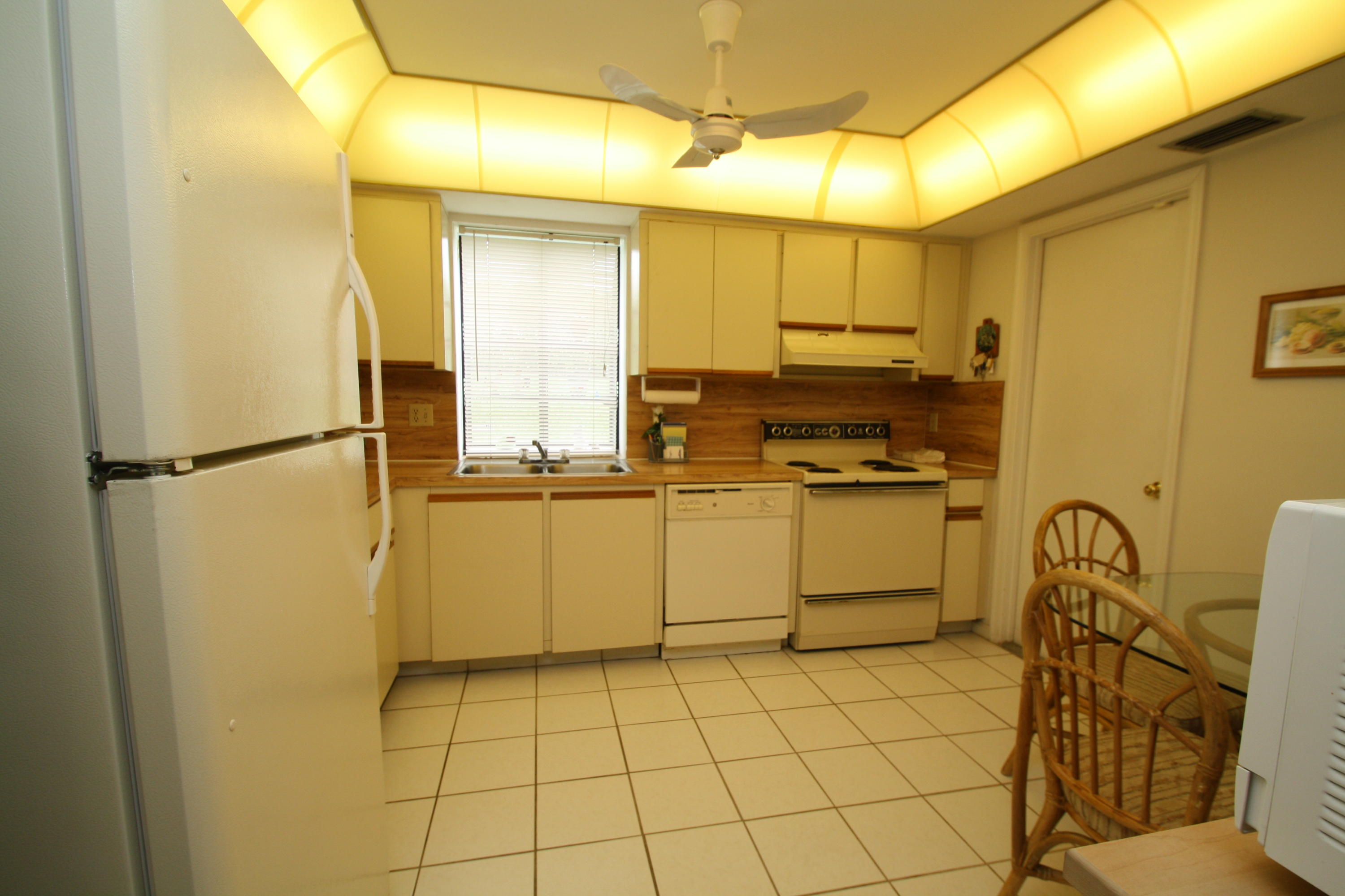 2 Ridge Pointe Drive, Unit F Boynton Beach, FL 33435 - Photo 6 of 29 Kitchen