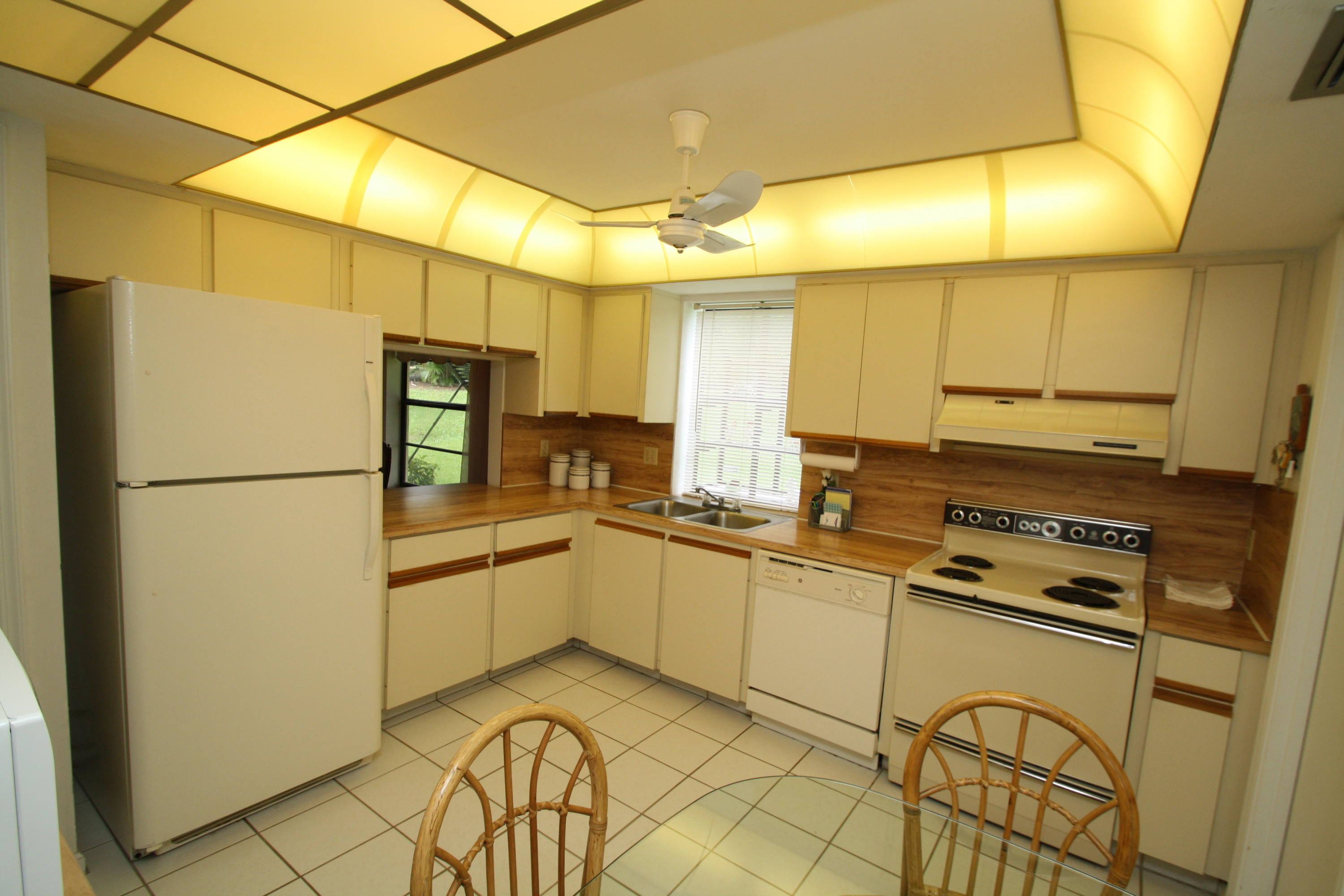 2 Ridge Pointe Drive, Unit F Boynton Beach, FL 33435 - Photo 8 of 29 Kitchen