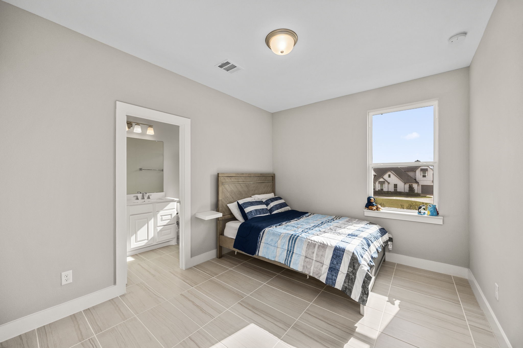 29402 Cir S Rnch Trail Fulshear, TX 77406 - Photo 43 of 50 a bedroom with a bed and a lamp