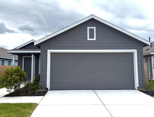 a front view of house with yard