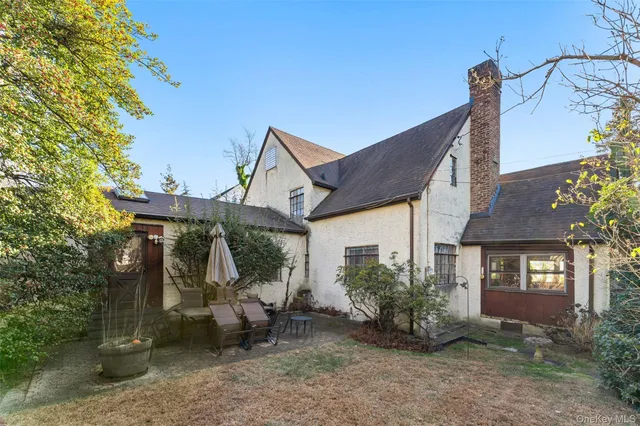 a view of outdoor space yard and porch