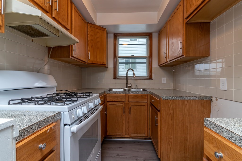 181 Tecumseh Street Fall River, MA 02721 - Photo 21 of 34