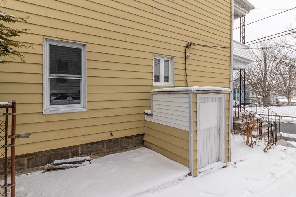 181 Tecumseh Street Fall River, MA 02721 - Photo 10 of 34
