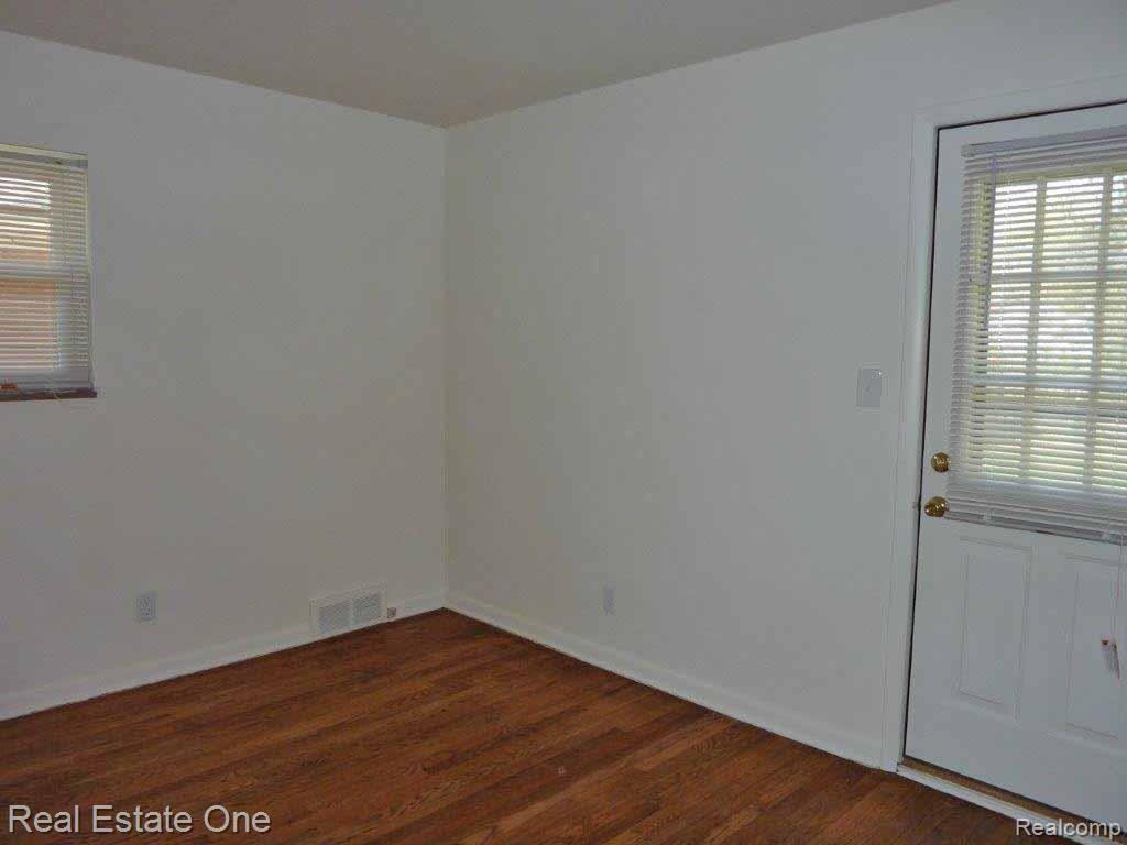 19637 Rensellor Street Livonia, MI 48152 - Photo 7 of 13
