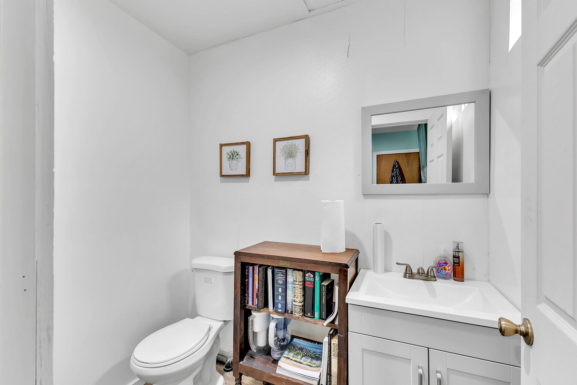 54585 North Circle Drive Idyllwild, CA 92549 - Photo 34 of 58 a bathroom with a toilet a sink and a bathtub