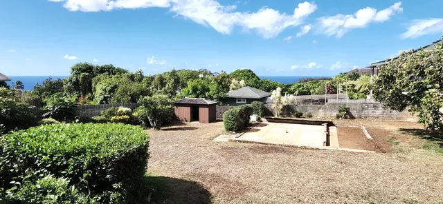 a view of a backyard