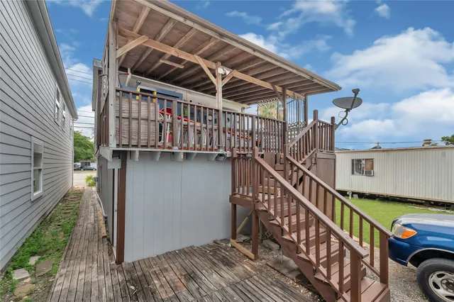 a view of entryway with a front door