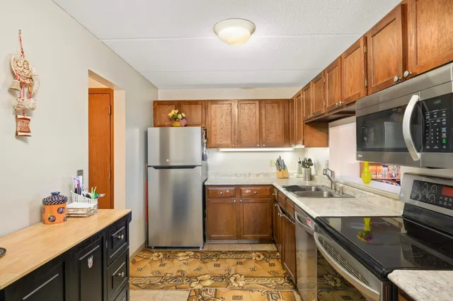 $193,000 | 10501 Cedar Lake Road, Unit 420, Minnetonka, MN 55305