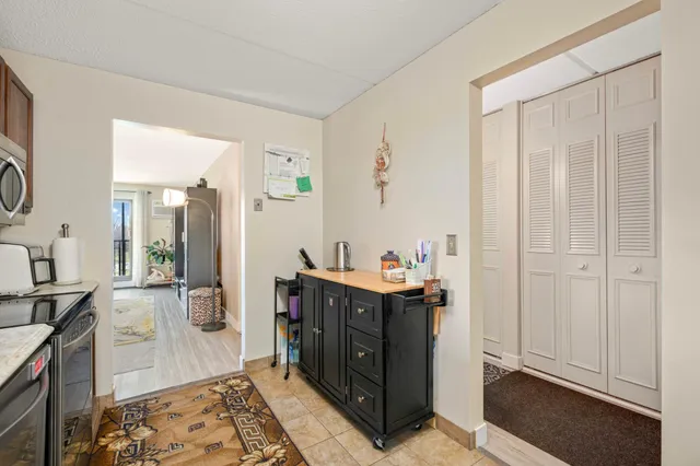 $193,000 | 10501 Cedar Lake Road, Unit 420, Minnetonka, MN 55305