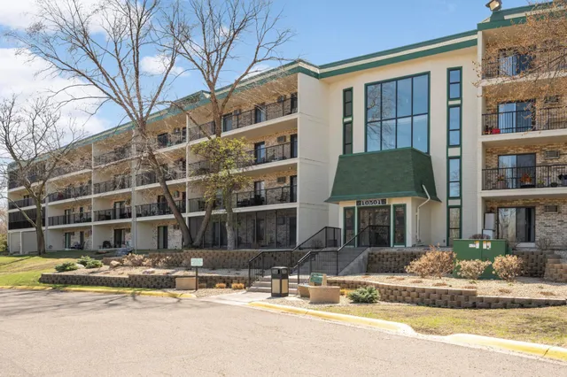 $193,000 | 10501 Cedar Lake Road, Unit 420, Minnetonka, MN 55305