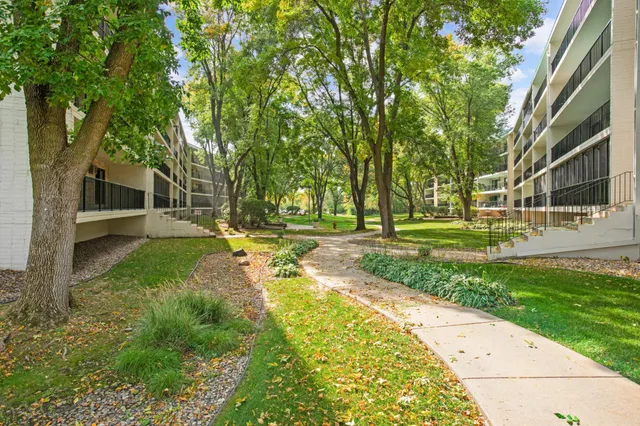 $193,000 | 10501 Cedar Lake Road, Unit 420, Minnetonka, MN 55305
