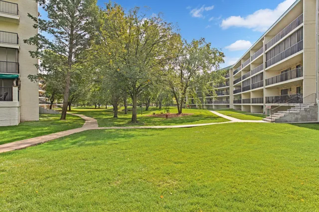 $193,000 | 10501 Cedar Lake Road, Unit 420, Minnetonka, MN 55305