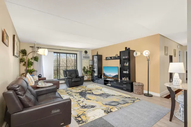 $193,000 | 10501 Cedar Lake Road, Unit 420, Minnetonka, MN 55305