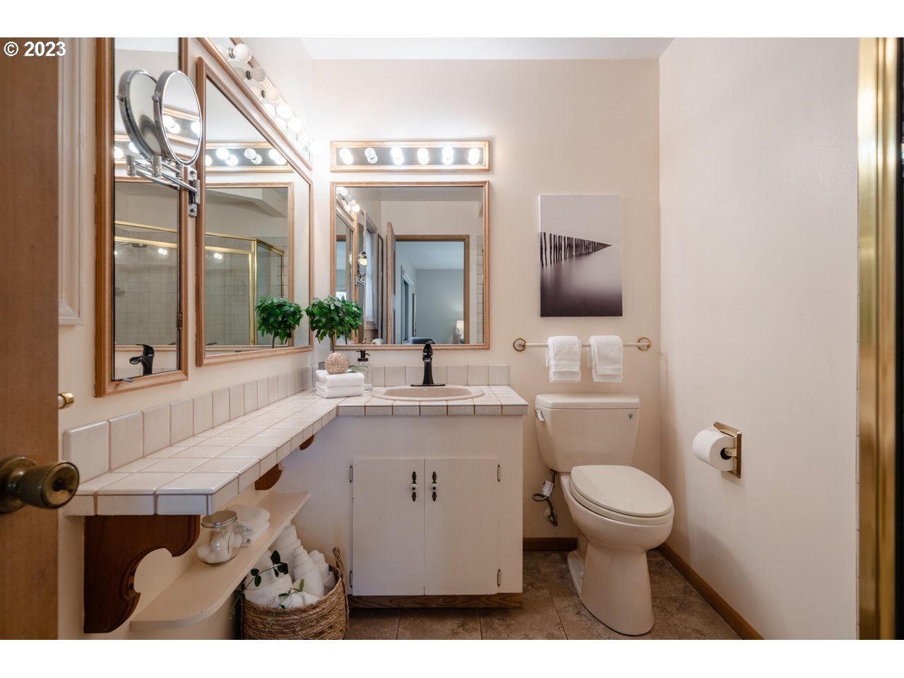 2145 Southwest Roxbury Avenue Portland, OR 97225 - Photo 15 of 32 Bathroom, Attached