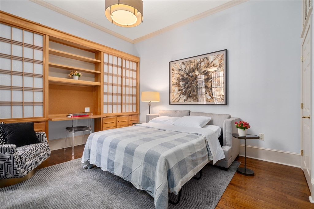 113 Commonwealth Avenue, Unit 3 Boston, MA 02116 - Photo 18 of 30 a bedroom with a bed and wooden floor