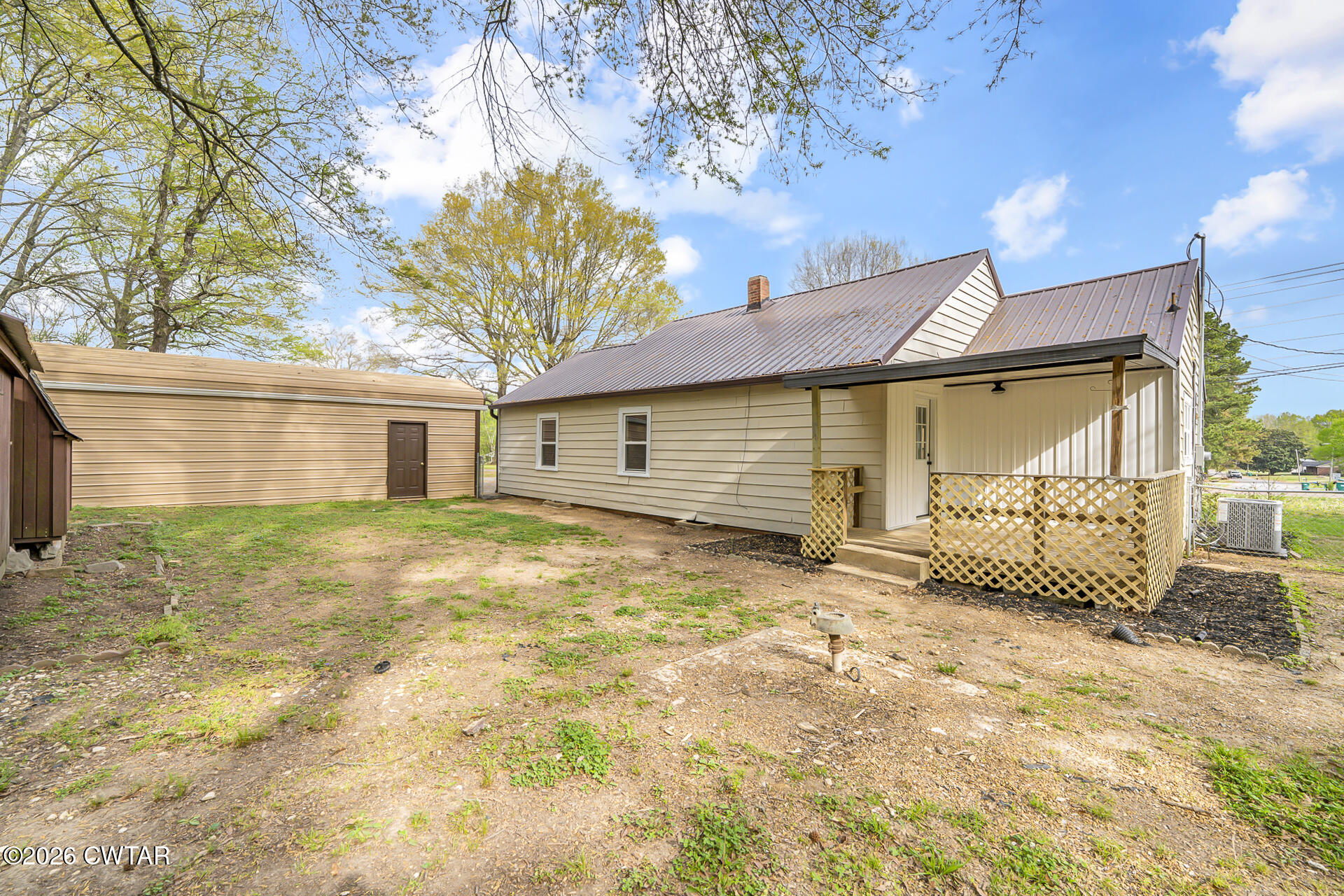 402 Harts Bridge Road Jackson, TN 38301 - Photo 21 of 38 a backyard of a house