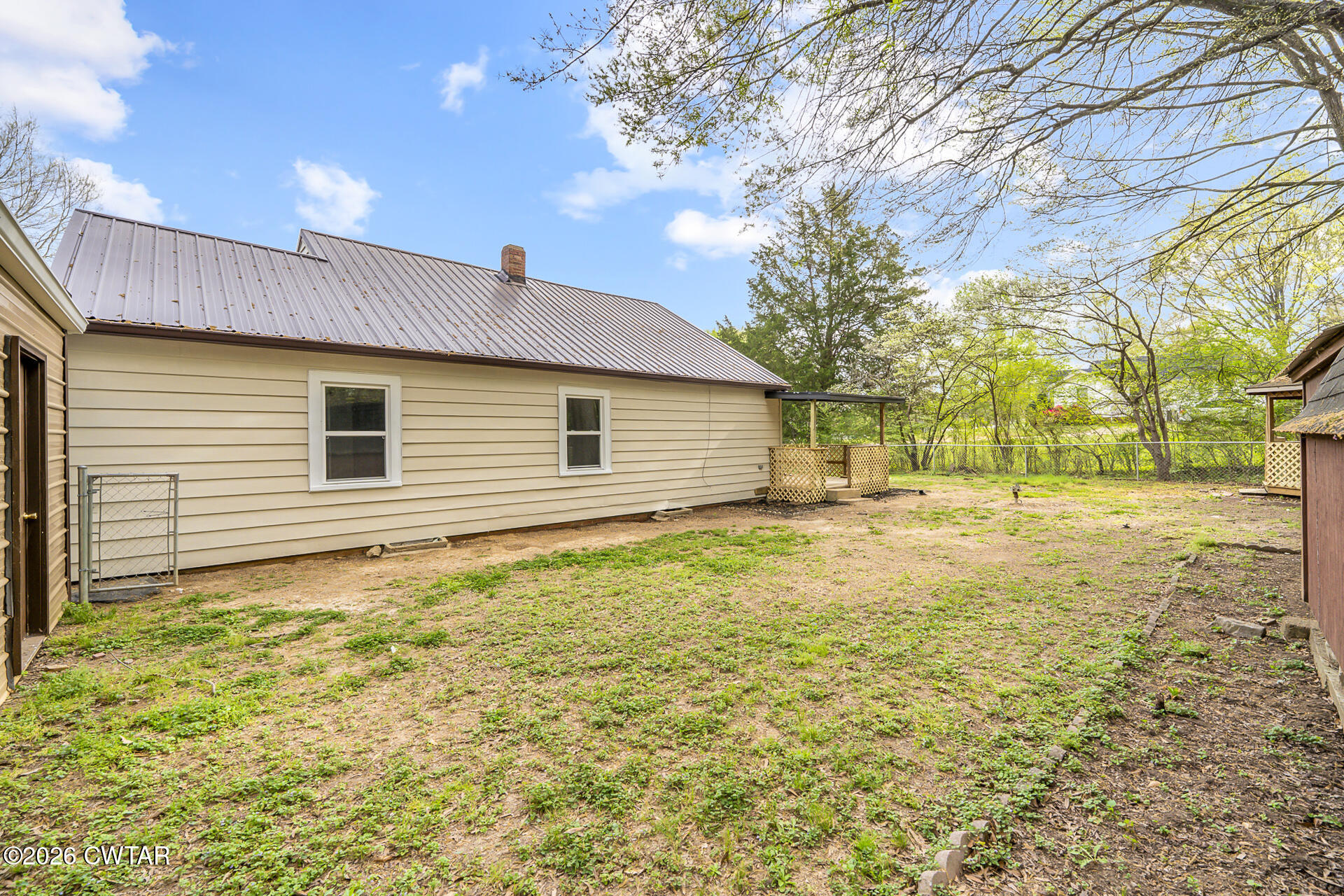 402 Harts Bridge Road Jackson, TN 38301 - Photo 23 of 38 a backyard of a house