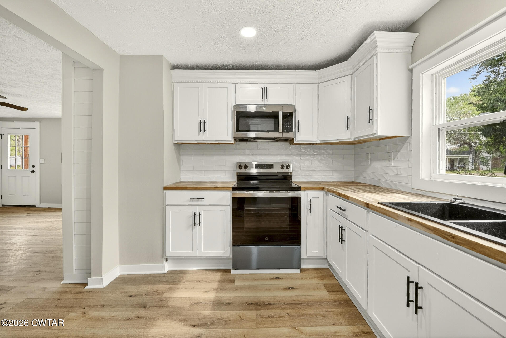 402 Harts Bridge Road Jackson, TN 38301 - Photo 7 of 38 a kitchen with granite countertop a sink and steel appliances