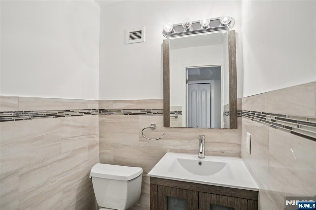 1077 River Road, Unit TH5 Edgewater, NJ 07020 - Photo 11 of 21 a bathroom with a toilet sink and mirror