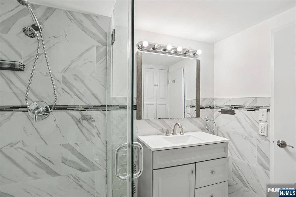 1077 River Road, Unit TH5 Edgewater, NJ 07020 - Photo 12 of 21 a bathroom with a sink and mirror