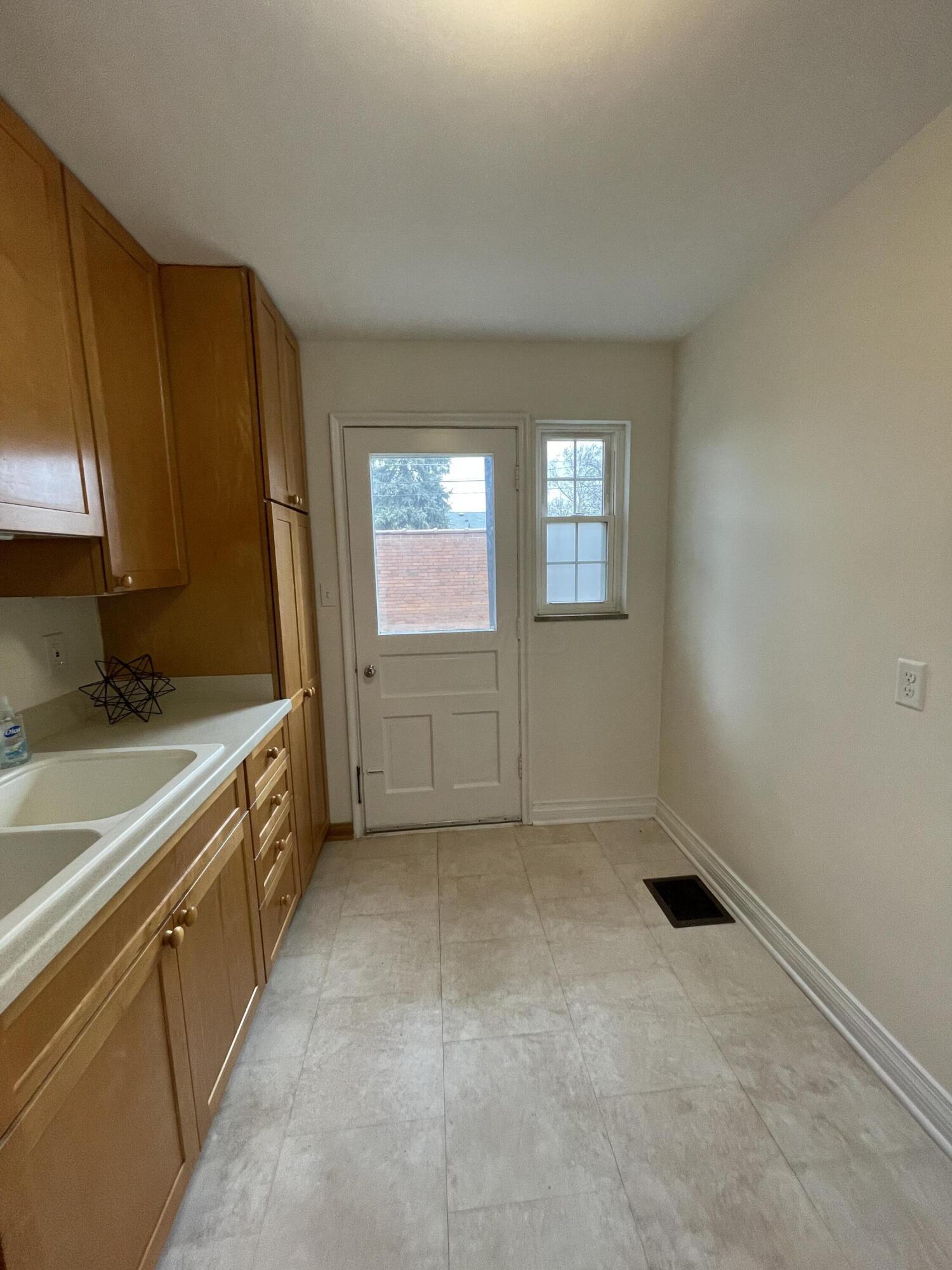 2126 Harwitch Road, Unit D Columbus, OH 43221 - Photo 11 of 26 IMG_5691