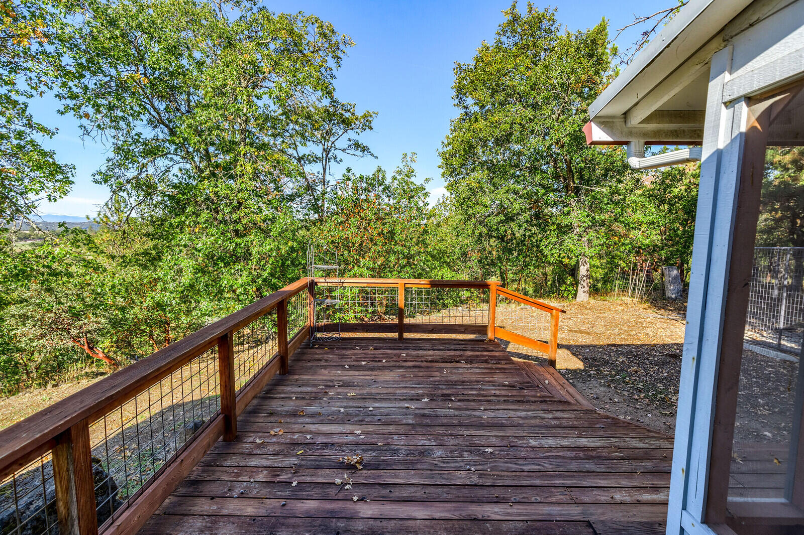 1477 Worthington Road Eagle Point, OR 97524 - Photo 38 of 65 39-Back Deck