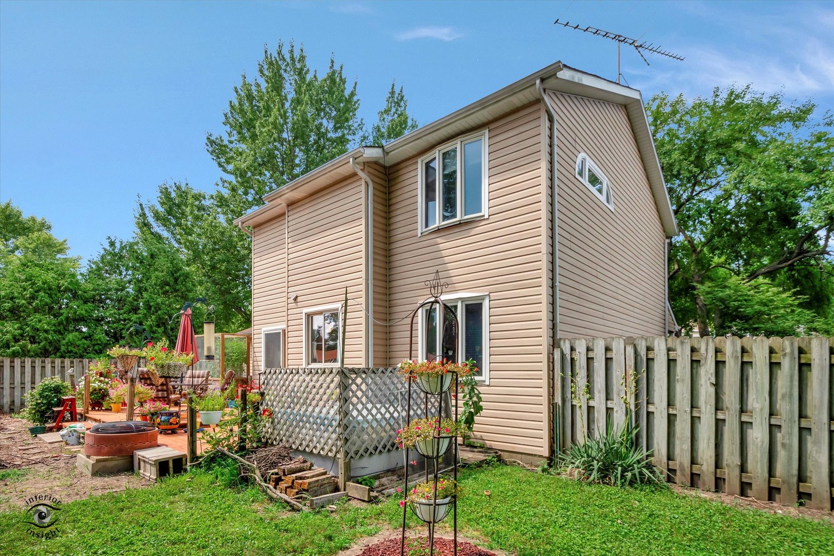 605 Ridge Street Wilmington, IL 60481 - Photo 3 of 26 a view of backyard with a chair and table