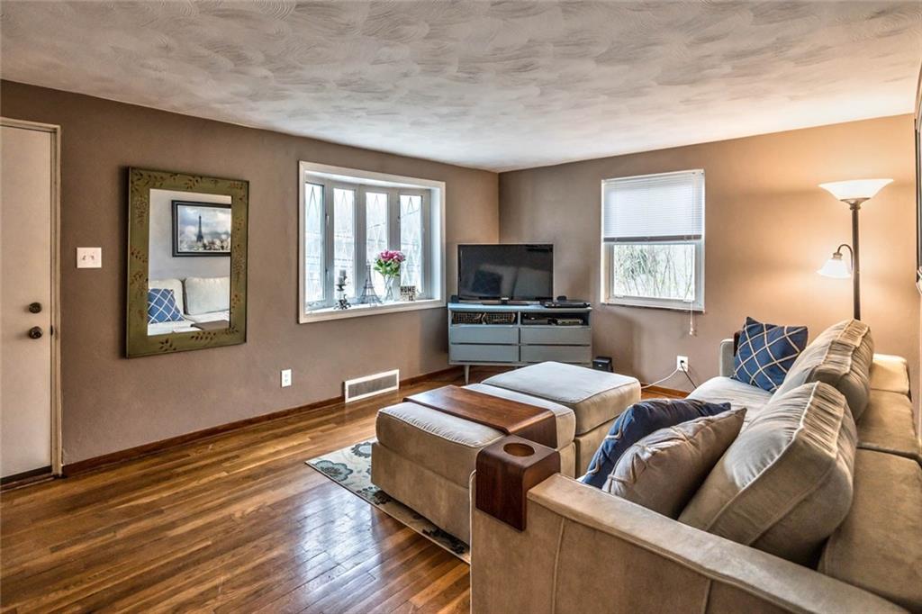 806 Vilsack Road Glenshaw, PA 15116 - Photo 4 of 21 Gallery Image 4