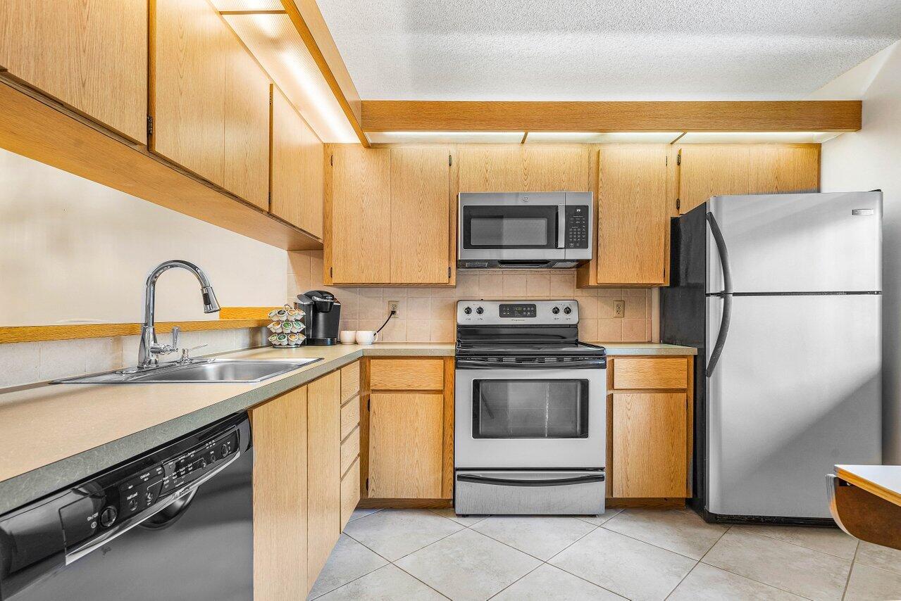 6169 Balboa Circle, Unit 103 Boca Raton, FL 33433 - Photo 5 of 25 Kitchen