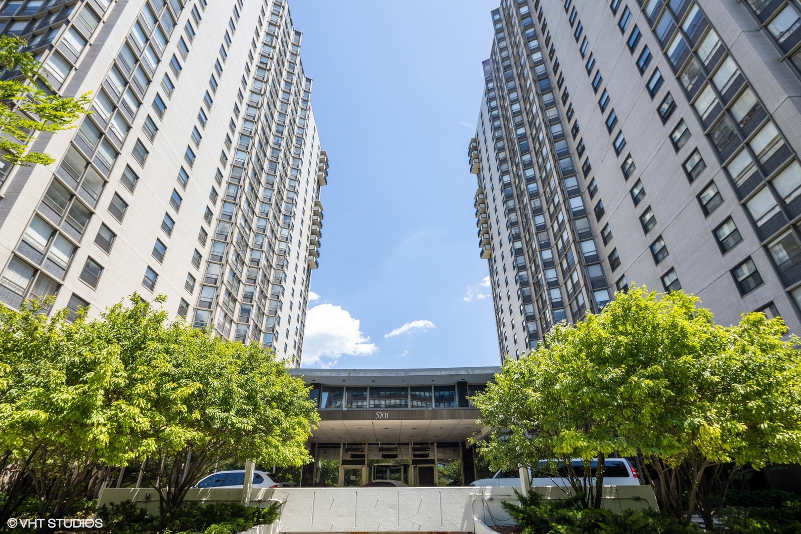 5701 North Sheridan Road, Unit 20J Chicago, IL 60660 - Photo 1 of 25 a view of a large building