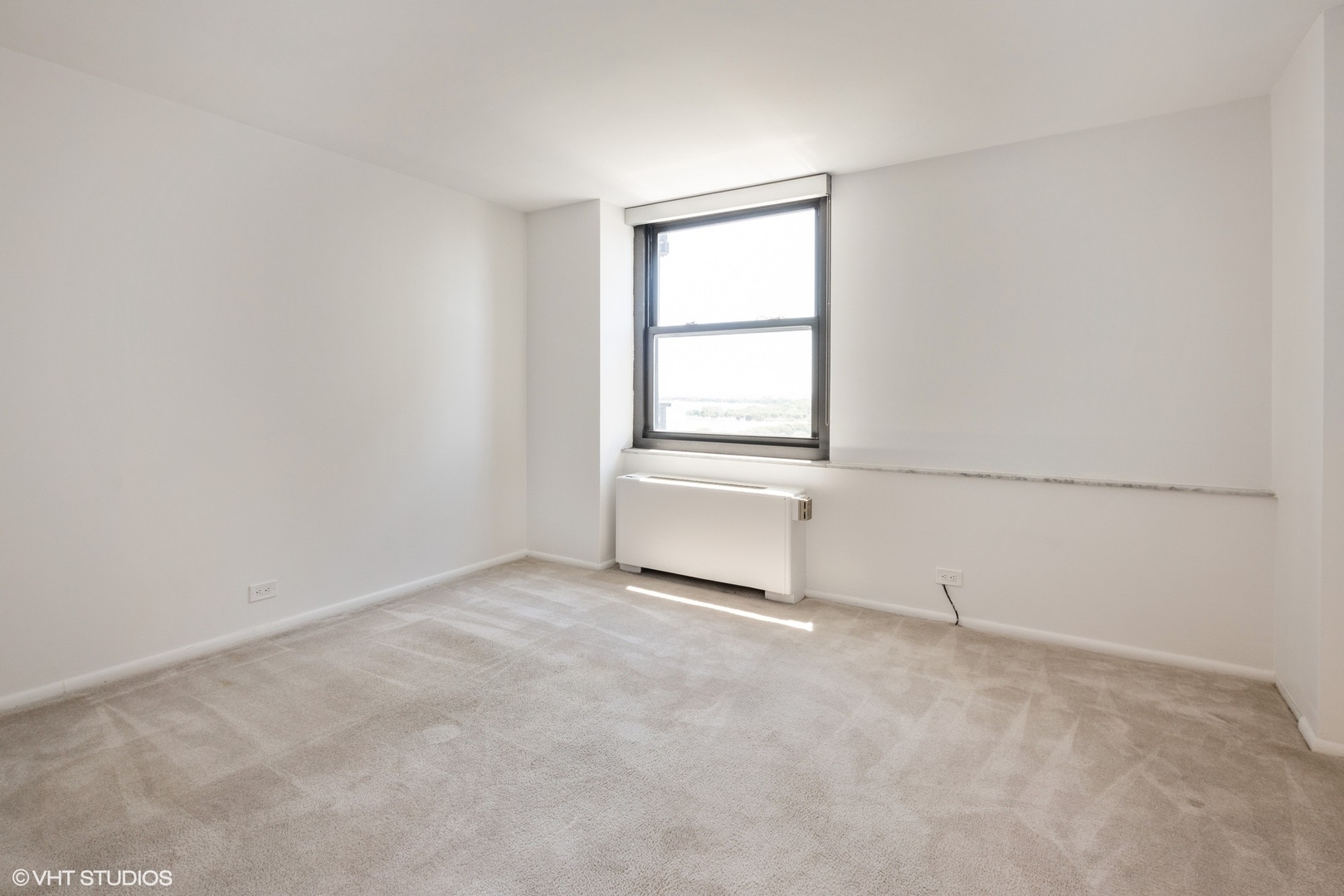 5701 North Sheridan Road, Unit 20J Chicago, IL 60660 - Photo 12 of 25 an empty room with a window