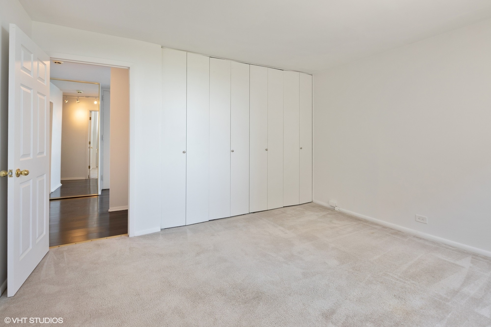 5701 North Sheridan Road, Unit 20J Chicago, IL 60660 - Photo 13 of 25 a view of an empty room and closet area