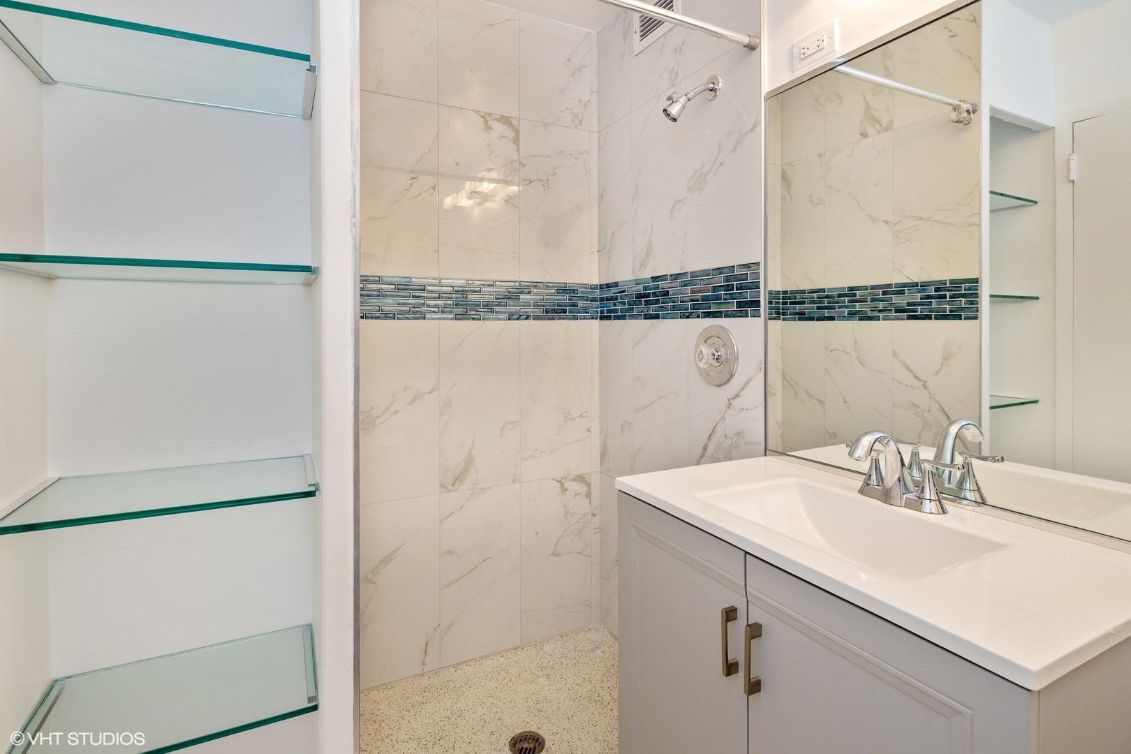 5701 North Sheridan Road, Unit 20J Chicago, IL 60660 - Photo 14 of 25 a bathroom with a sink and a mirror