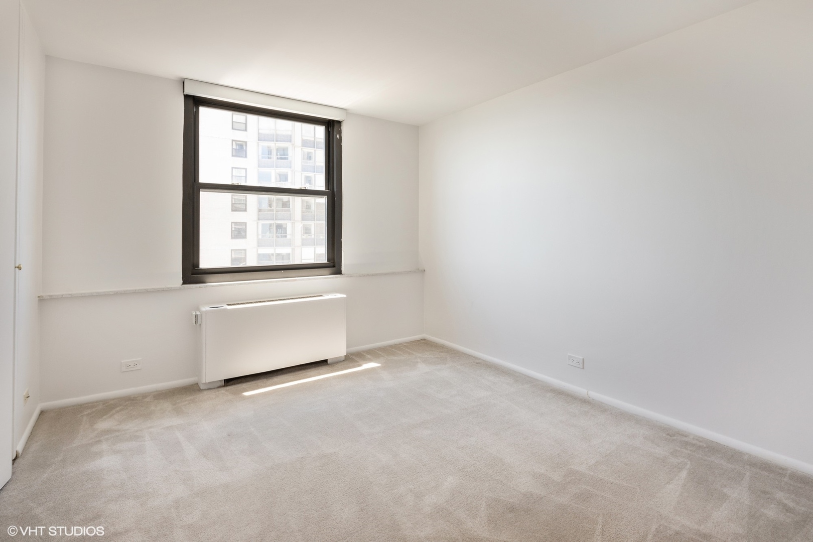 5701 North Sheridan Road, Unit 20J Chicago, IL 60660 - Photo 16 of 25 an empty room with a window