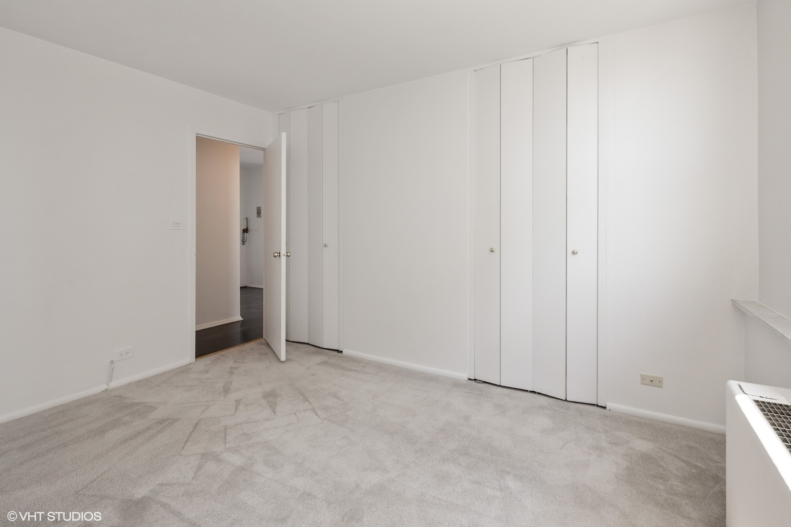 5701 North Sheridan Road, Unit 20J Chicago, IL 60660 - Photo 17 of 25 a view of an empty room and entryway