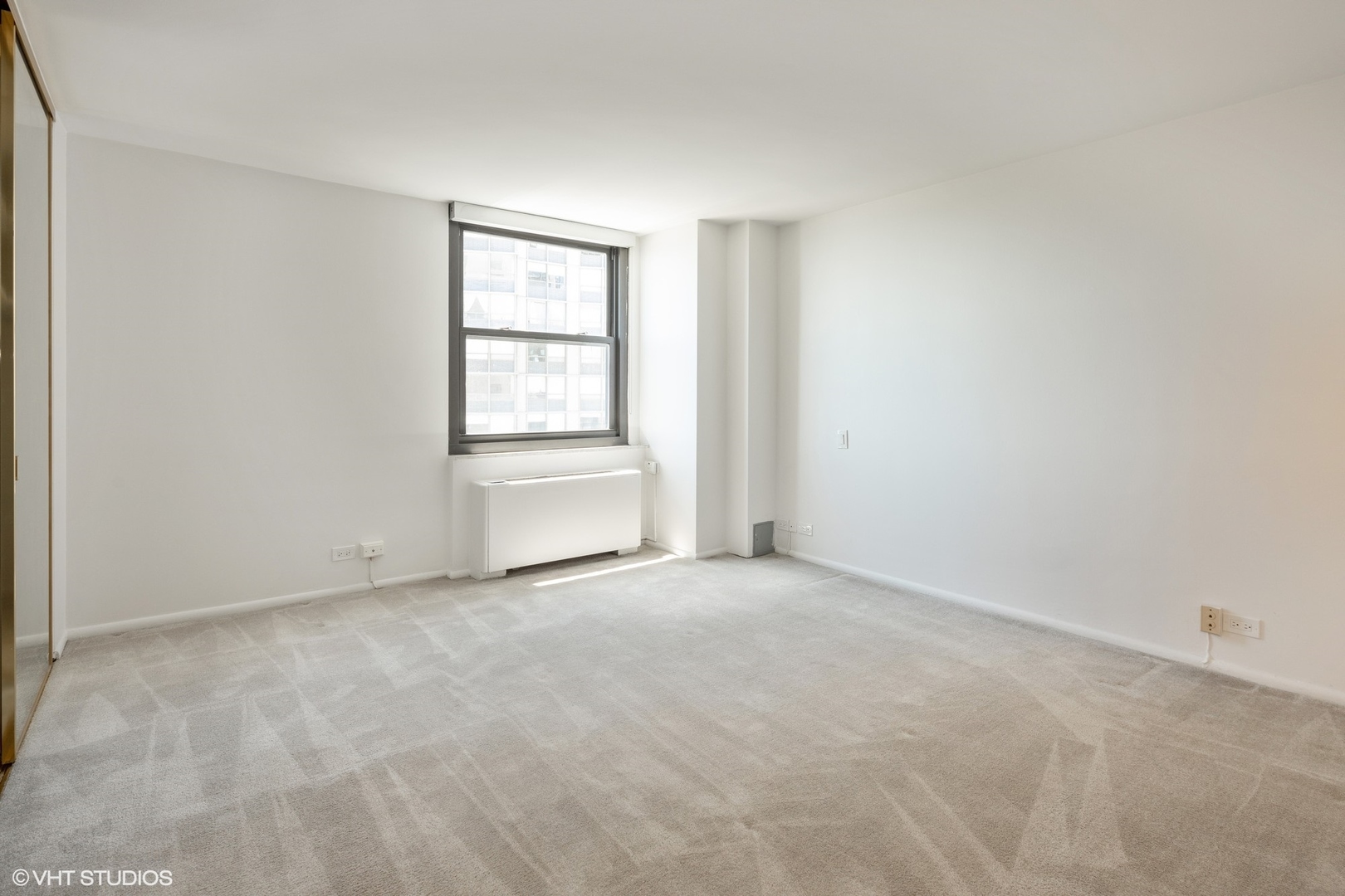 5701 North Sheridan Road, Unit 20J Chicago, IL 60660 - Photo 19 of 25 an empty room with windows